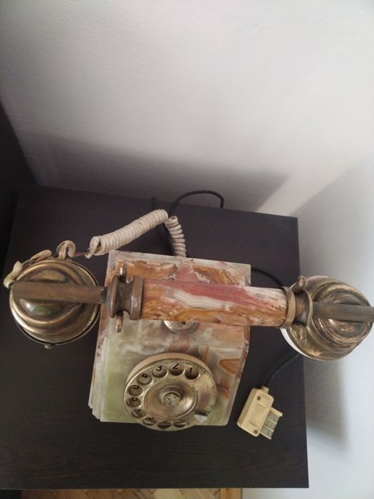 Старинен ретро винтидж домашен телефон изработен от ценни естествени н