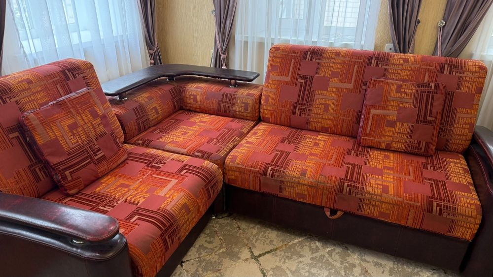 Продам угловой диван с креслом