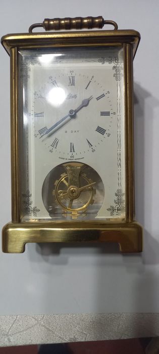 Часовник модел каретен но по съвременен.