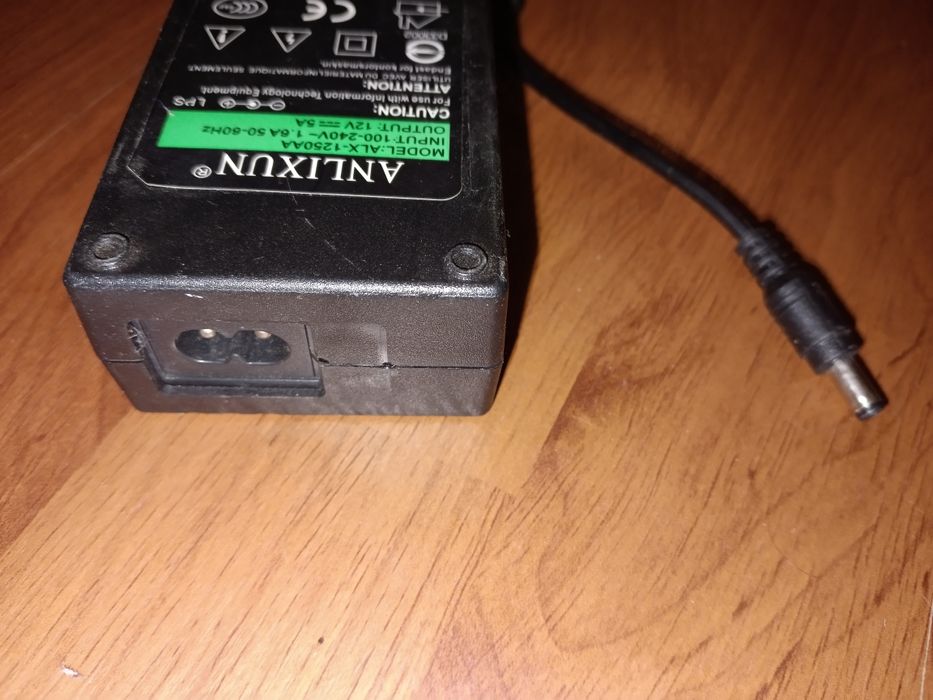 Срочно продам оригинал блок питания для  ноутбуков