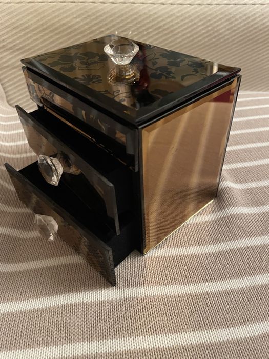 Пюомоция на Стъклена ракла за бижута