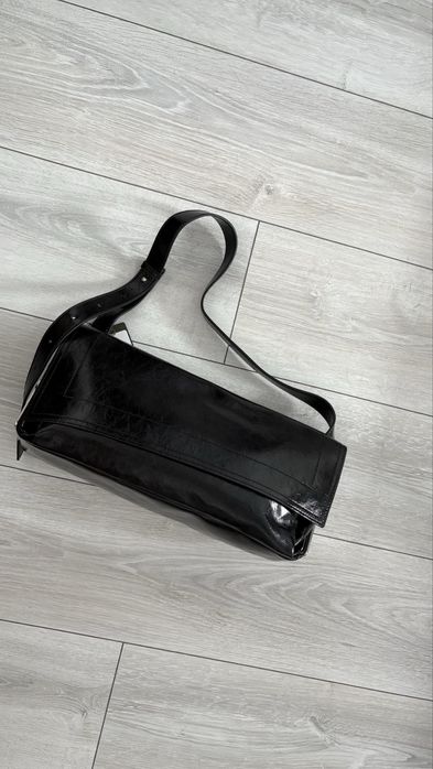 Черна стилна чанта Gino Rossi