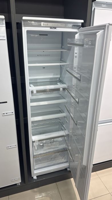 Встроенный холодильник