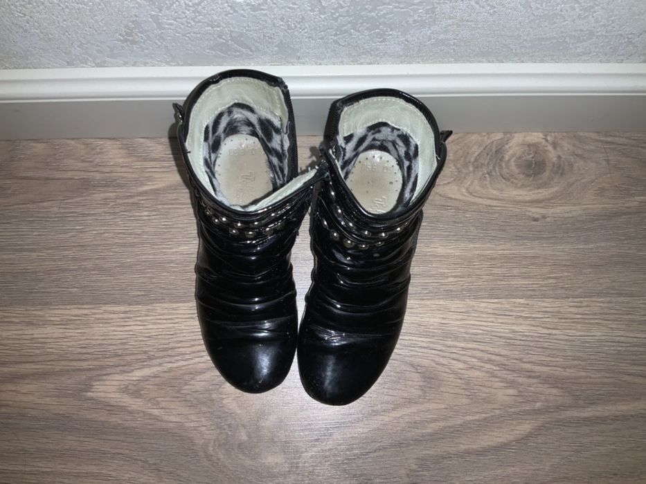 Продам детские ботинки