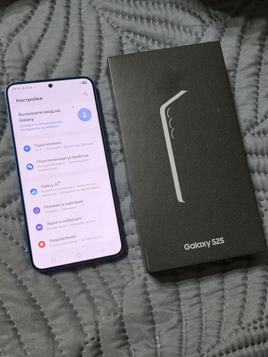 Samsung Galaxy S25 с коробкой