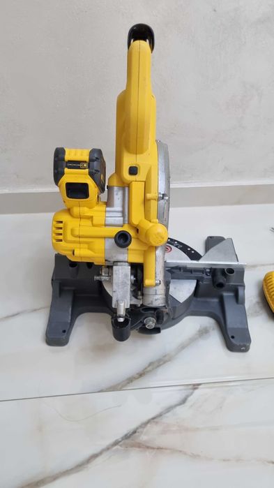 Circular Dewalt pe acumulator