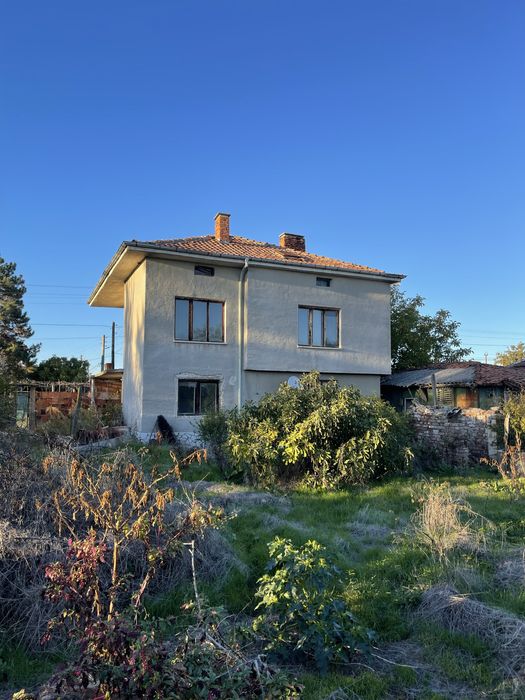 Двуетажна масивна къща