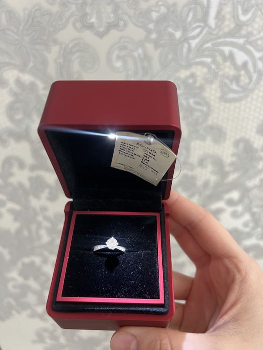 Кольцо с бриллиантом