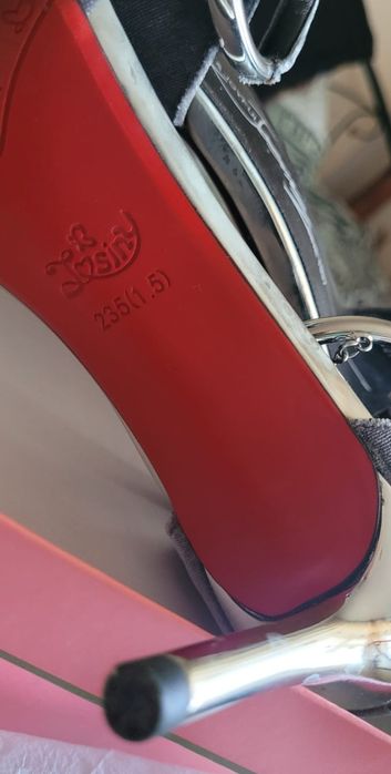 Продам босоножки серые