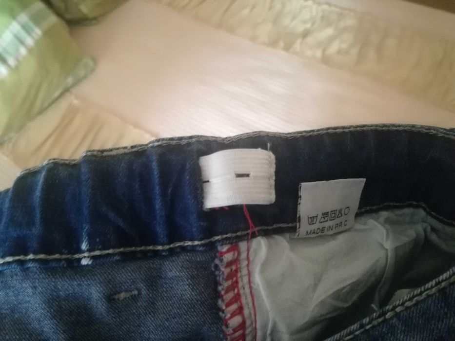 Продавам детски дънки Fasion Kids-модерни с кръпки