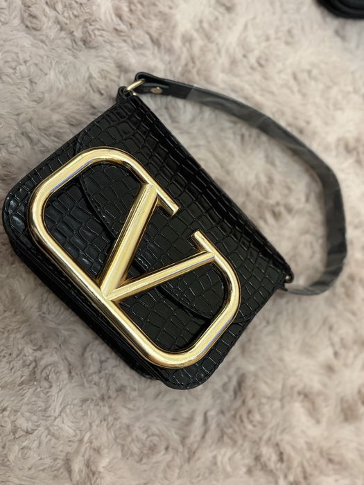 Geanta neagra cu detalii aurii