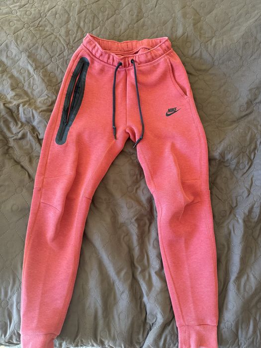Червен nike tech fleece
