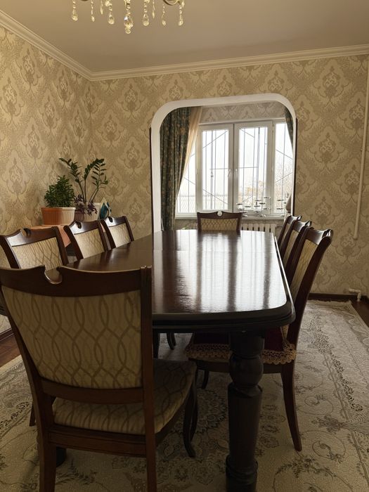 Стол с стульями ,в хорошеем состояний 8 стулья