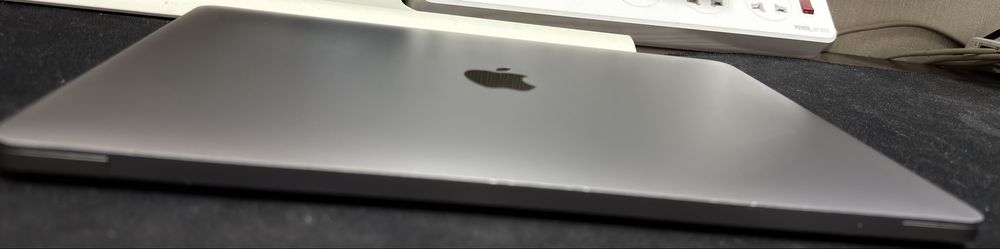 Продам MacBook Pro 2017 г 8/256 gb
