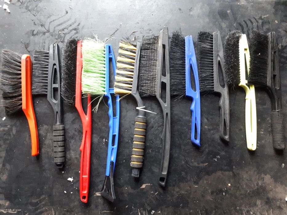 Автомобильные щетки для уборки снега.