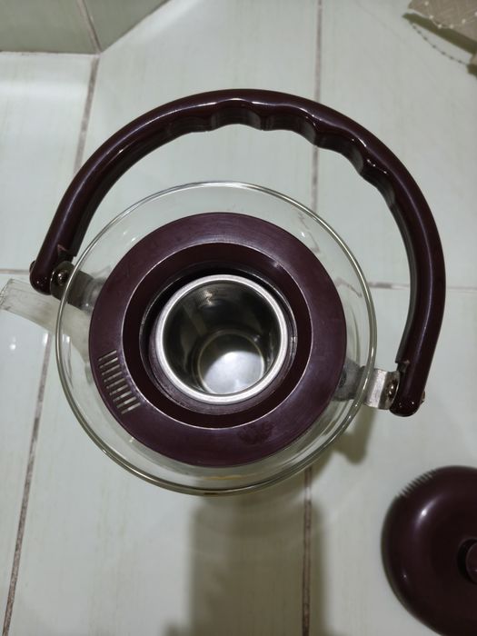 Заварочные чайники 2 л - 30000 сум,  и 0.6 л - 10000 сум, б/у