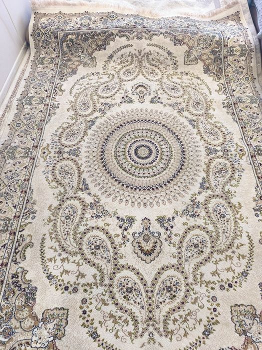 Продам натуральный ковер ,чистый !