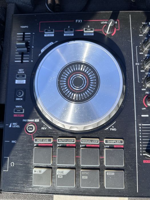 Продавам кейс със  конзола pioneer и мишпулт mackie