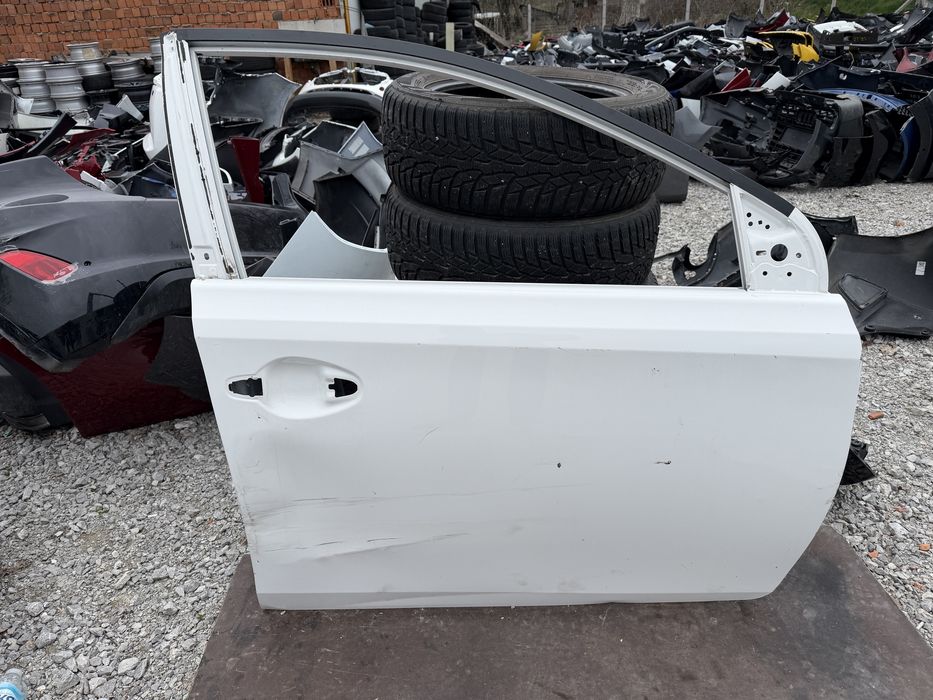 Врата Toyota Auris 2012 год.-
