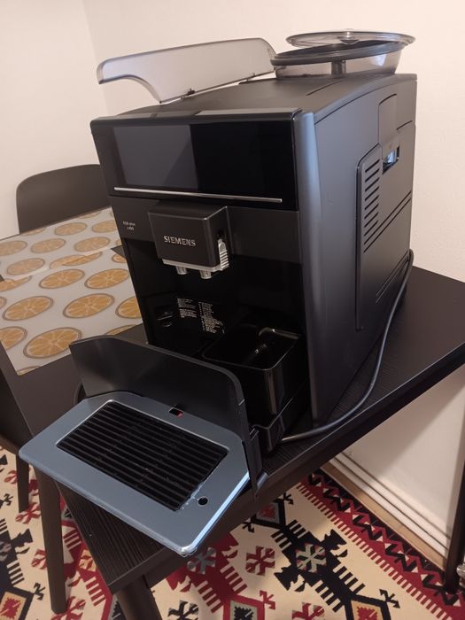 Vând aparat de cafea automat Siemens EQ6 Plus S400, în stare foarte bună, perfect funcțional. Aparatul a fost folosit cu grijă, curățat regulat