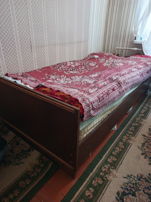 Кроват сотилади  матраси билан