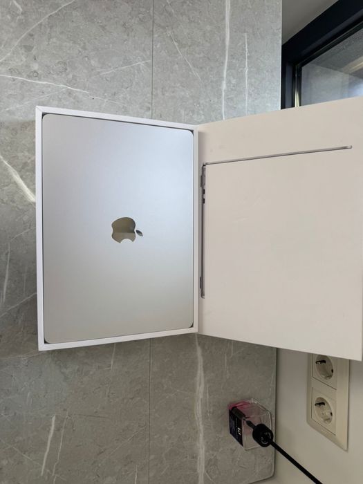 Продам MacBook M2 Air