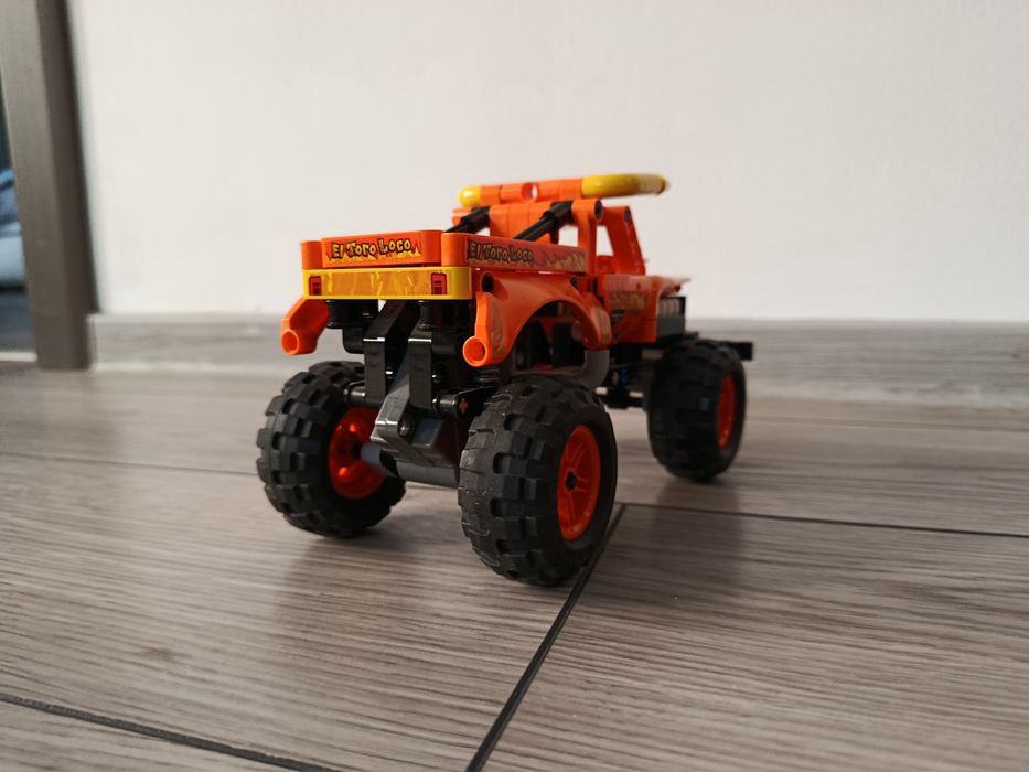 Vând lego tehnico (monster jam) 2 in 1