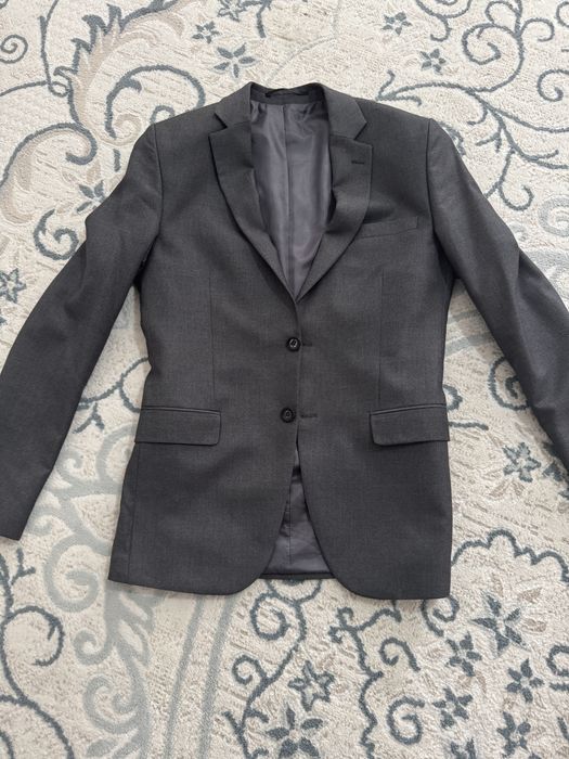 Серый костюм почти новый