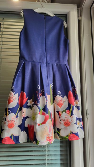 Продавам детски коледни роклички р.122