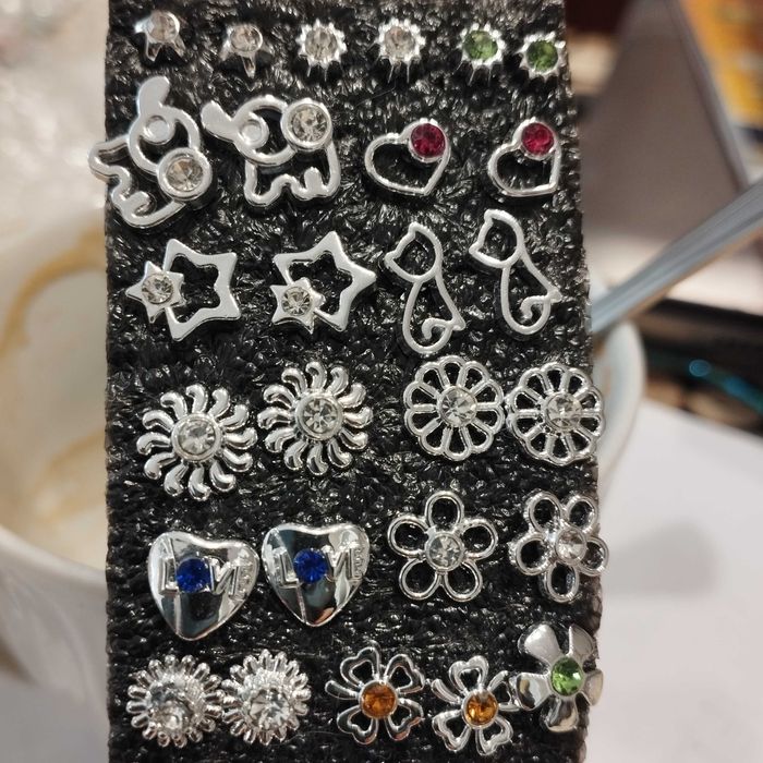 Сребристи обеци, обици с камъни , висящи,обеци на силиконов щифт