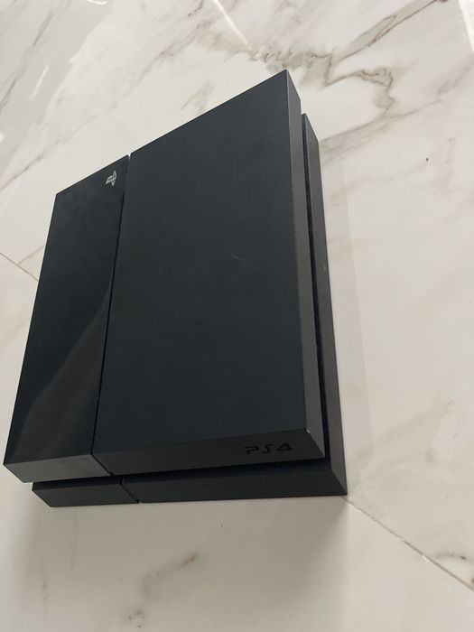 Vand un ps4 va dau telecomandele si cablurile
