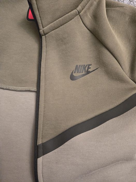 Суичър Nike Tech Fleece в юношески размер M, 137-147 см