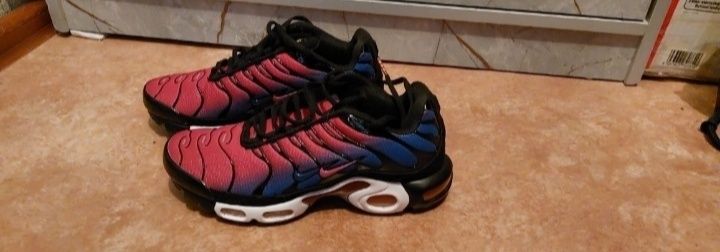 Отдам кросовки даром .