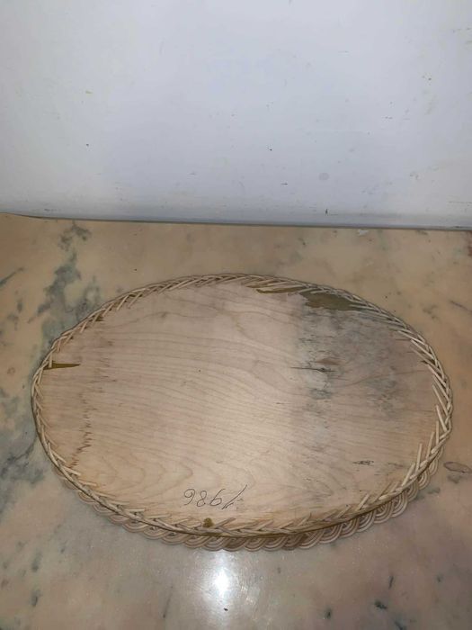 Platou impletit manual din ratan cu protectie de sticla