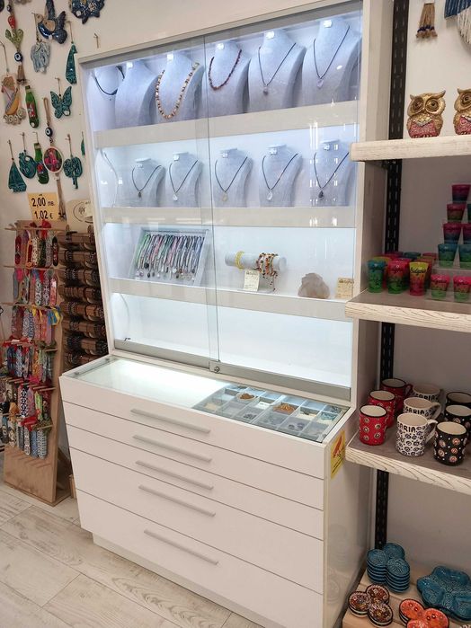 Оборудване за магазин - стелажи, витрина