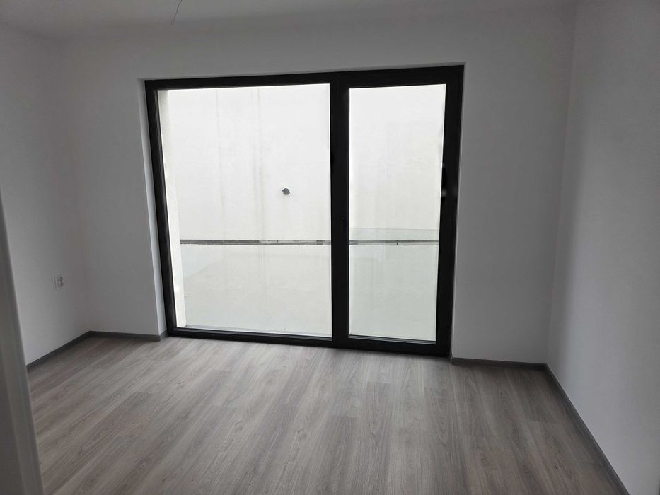 Apartament cu doua camere nemobilat in bloc nou central / Smeurei - parter inalt, doar pentru birouri