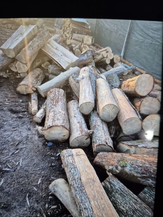 Lemne pentru foc crăpate sau rotunde
