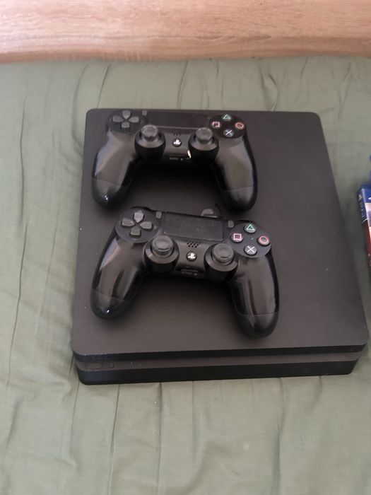 Ps4 cu 2 manete multe jocuri