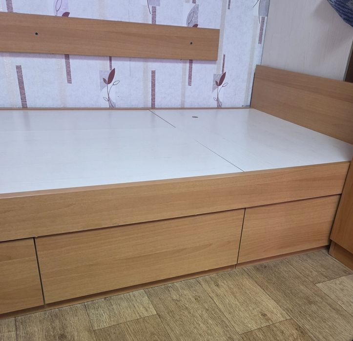 Кровать без матраса