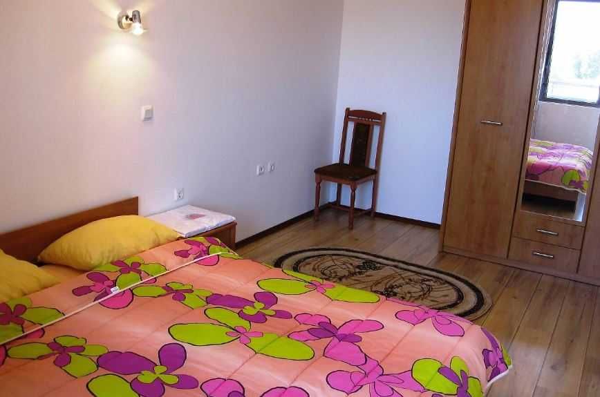 Дава се под наем Двустаен апартамент в Бургас, Център - 78 кв.м за 300 € - Снимка #2