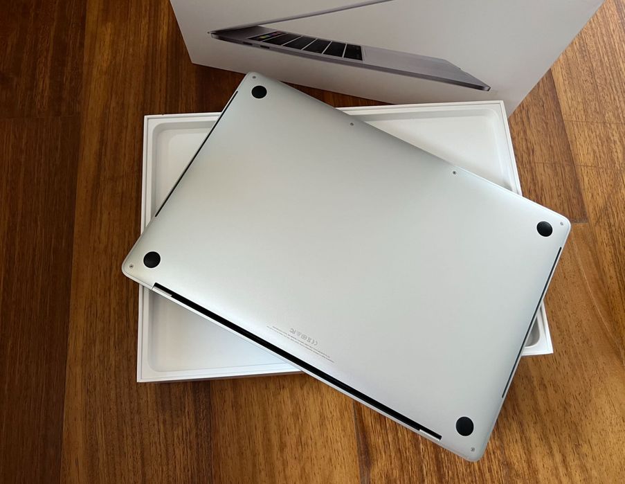 MacBook Pro 15” i7 6-Core / 16GB / 512GB SSD / Radeon 560X / Impecabil