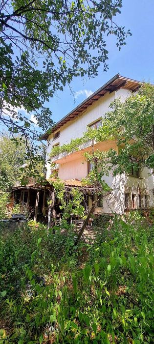 Продава се масивна 2-етажна къща в село Расник, област Перник