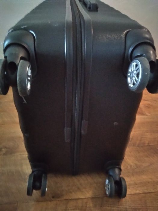 Чемодан чёрный за 5000 тенге