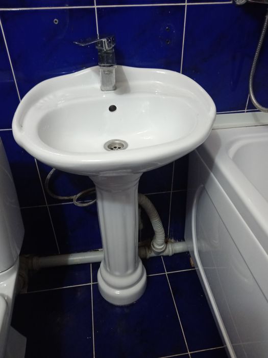 Раковина с ножкой для ванной