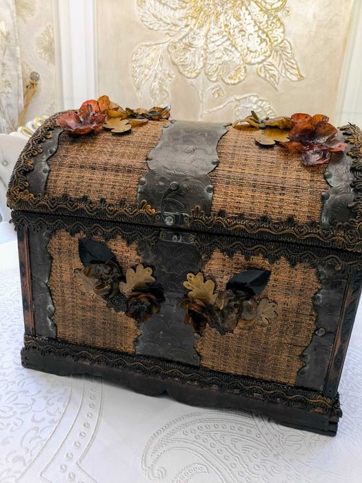 Сандъкът е нов от естествени материали, декориран с метал, кожа, цветя