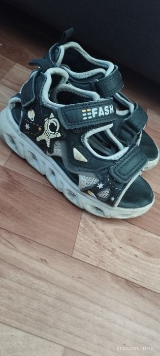Продам детские сандалии