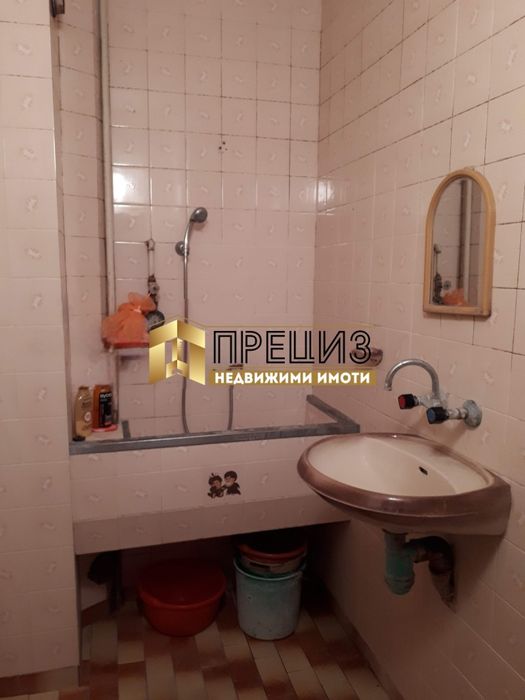 Продажба на 4-стаен апартамент в центъра на гр. Нови пазар - снимка 9