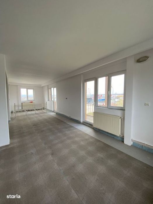 Spatiu comercial P+1+M, 1.000 mp construiti + teren 3.000 mp