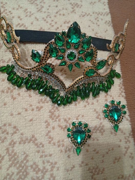 Oyoqlarini yoygan qizning fotosurati