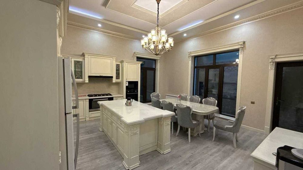 Продаётся роскошный дом с бассейном, лифтом и великолепным двором!